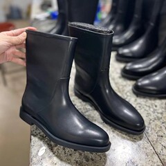 一件代发~小牛皮诗歌家同款中筒靴女极简一脚蹬短靴套筒马丁靴