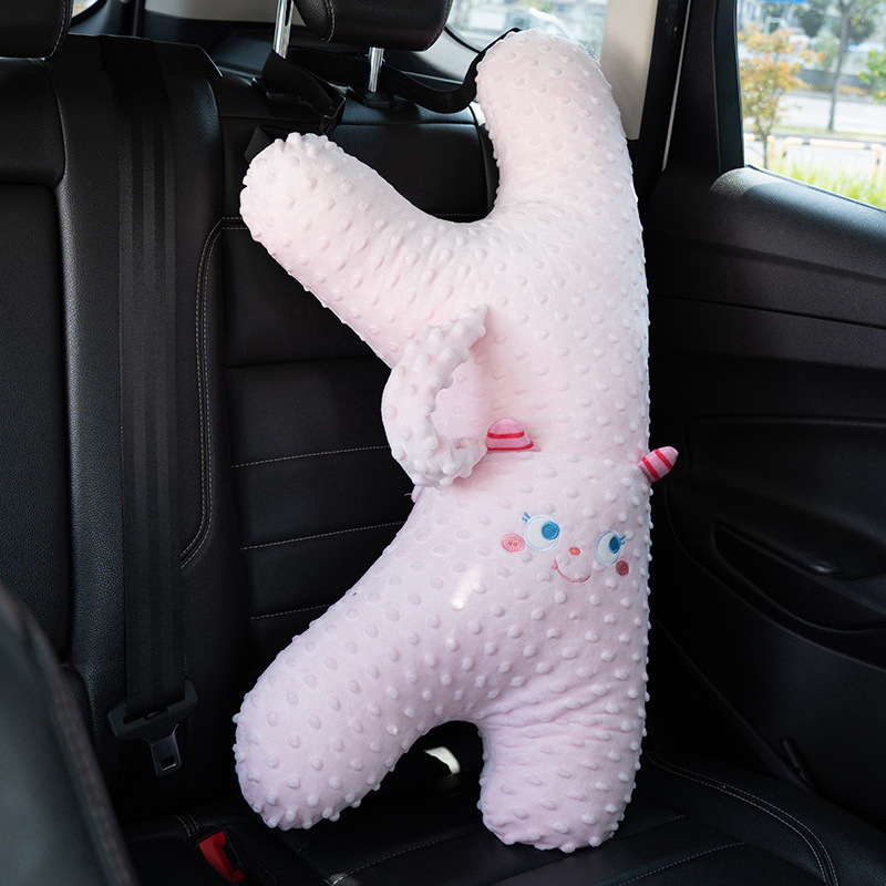 子供の車は枕を抱いて赤ちゃんの車を枕にして寝ている神器の車のシートベルトの後ろの列は首を絞めて洗うことができます。|undefined