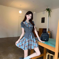 甘いカレッジスタイルのブルーチェック柄ドレスとグレーの木耳カーディガンの女性用の美しい夏のツーピーススーツ