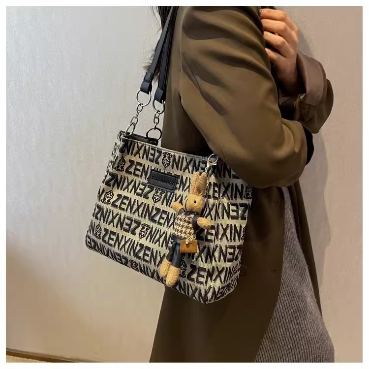 High-end quality niche bag for women 2023 new versatile single-shoulder underarm tote bag, niche hand-carry commuting fabric bag Item Picture
