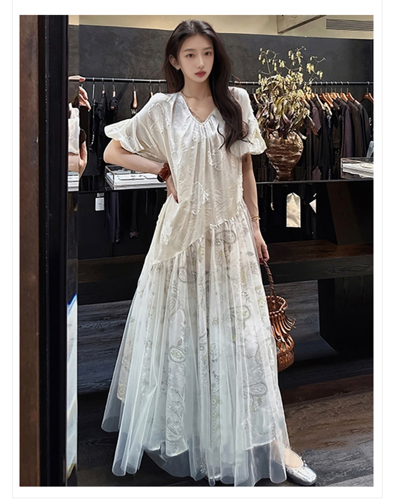Váy maxi nữ phối hoa phong cách quốc gia cao cấp, chất rayon sang trọng, tay ngắn, thắt eo — Màu trắng, Màu mơ cà phê chi tiết 3