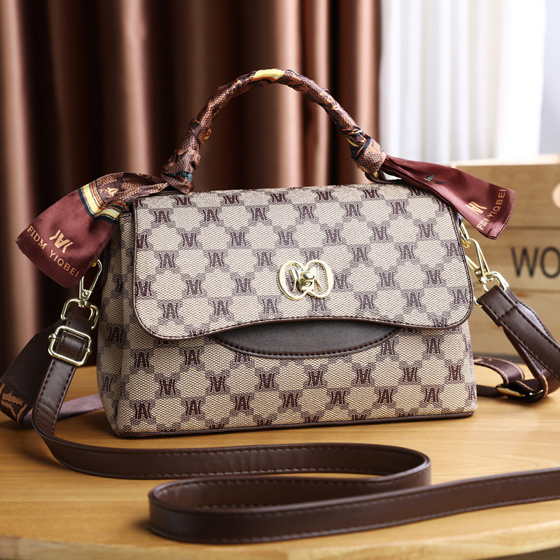 Fashionable retro trend shoulder bag