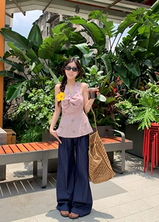 法式度假风v领扭结挂脖背心吊带女夏季2025新款辣妹修身气质上衣