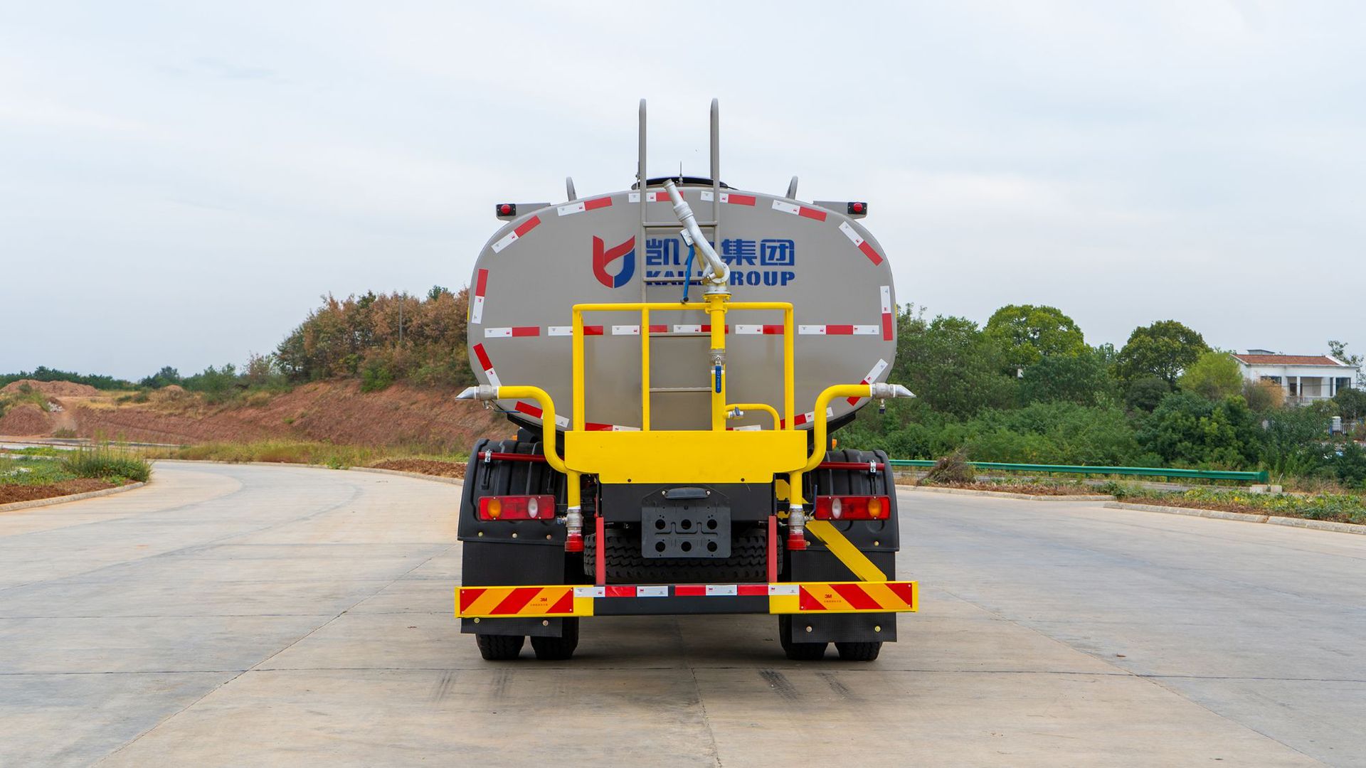 Factory Direct Sales 15 Square Meter Sprinkler Truck Huashen T5 Greening Spray Truck Export Dongfeng Huashen Spray Truck Can Be Divided into Installments