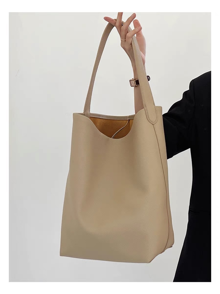 牛革トートバッグ女性のための 2025 新しいシングルショルダー大容量ショッピングバッグカジュアル怠惰なスタイル脇の下バッグ通勤バッグ