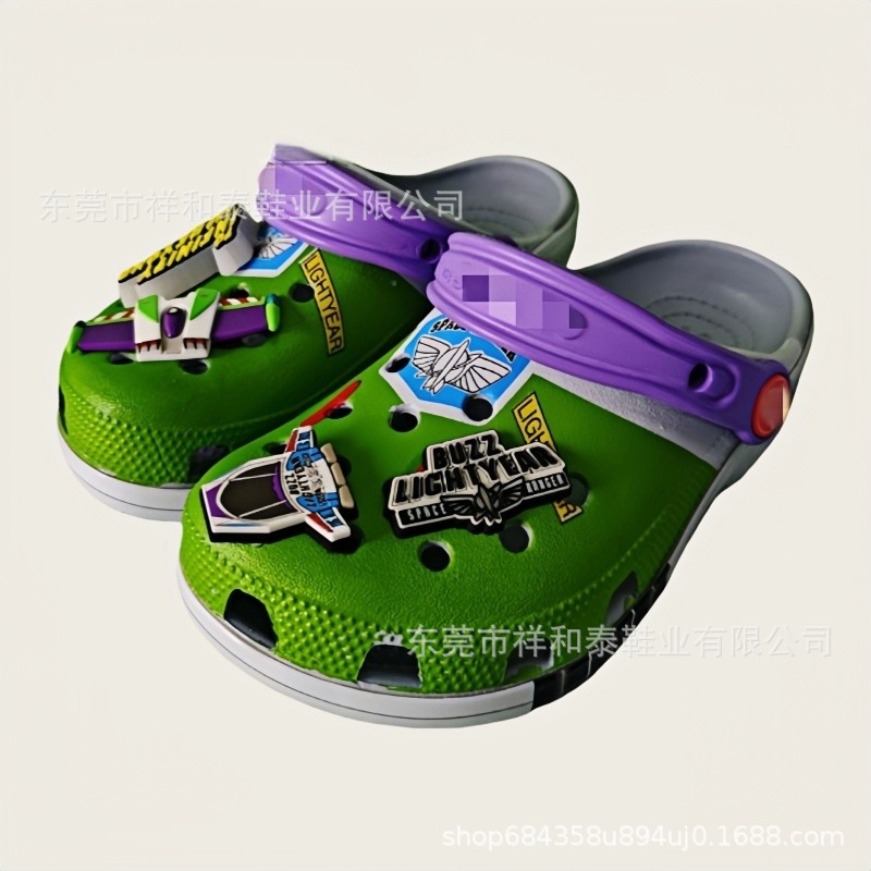 Zapatos de holes de nuevo estilo tarjeta casa clásica Pixar niños antideslizantes sandalias cómodas zapatillas de playa al por mayor image 1
