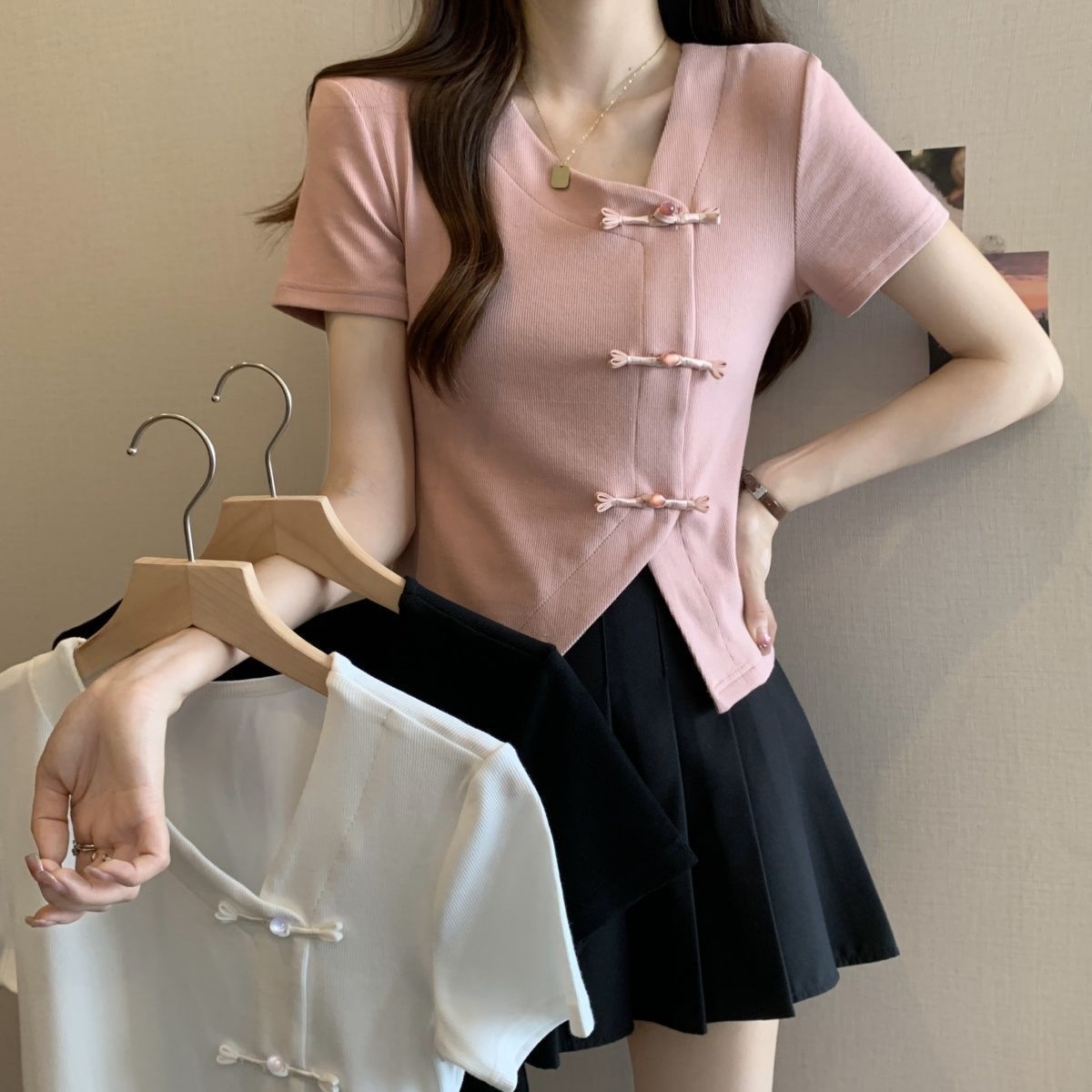 Nueva camiseta de manga corta con hebilla de disco de estilo chino irregular para mujer verano 2024 nuevo estilo delgado y delgado top de estilo nacional con cuello en V para mujer