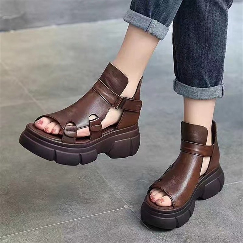 Zapatos romanos con boca de pez de verano, botas cortas, sandalias de plataforma de bizcocho de cuero suave, sandalias huecas de velcro adelgazantes para mujer, marea