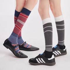 ふくらはぎの靴下の子供の秋冬のストライプの復古と膝の長い筒の綿の靴下のinsの潮のバレエの風はブーツの積み重ねの靴下を配合します。