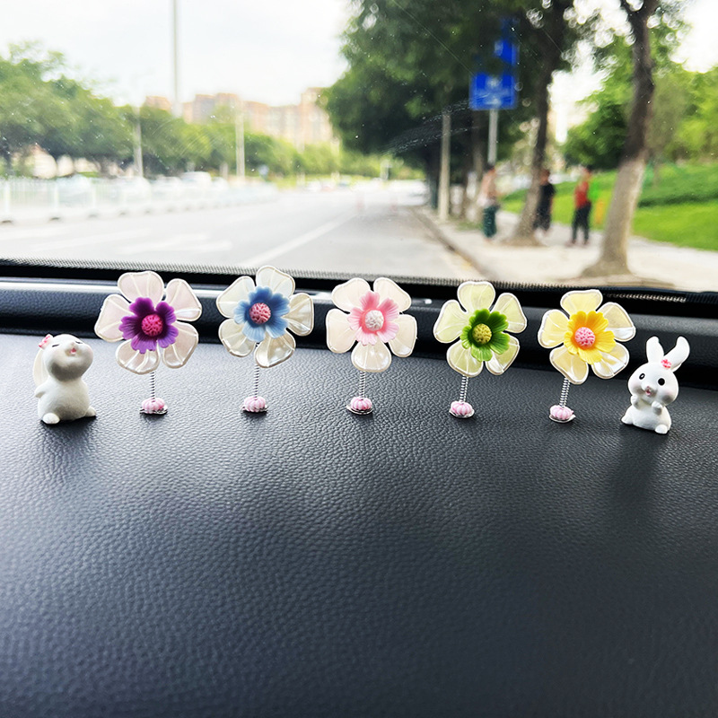Coche sacudiendo la cabeza, pequeños pétalos, adornos, tablero, interior del coche, lindo conejito, accesorios para el coche, rojo