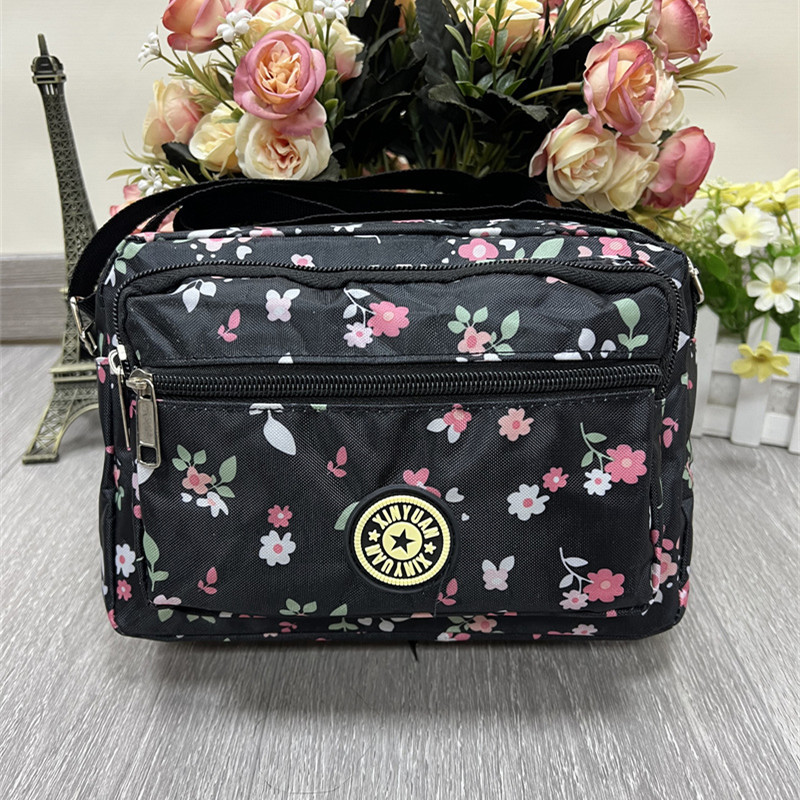 검은 배경 작은 핑크 꽃