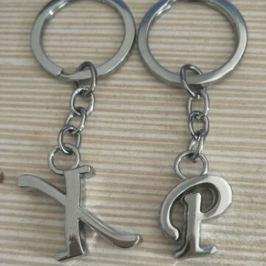 Трансграничный спот Оптовая новая цветная металлическая брелок из сплава буква брелок простой маленький подарок украшения