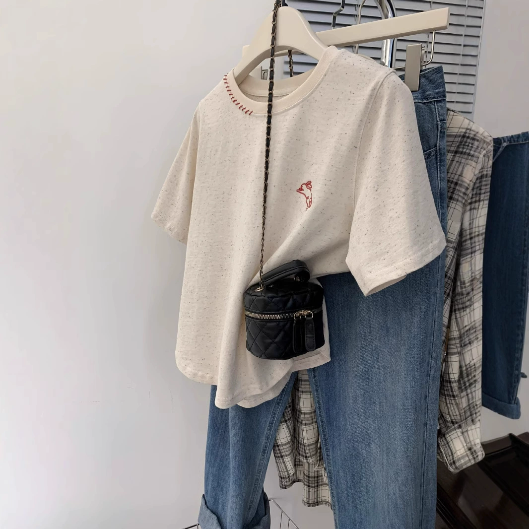 Летний летний дизайн плеча кролика с вышивкой с короткими рукавами футболка женская нишевая рубашка рубашка 2025 новый стиль