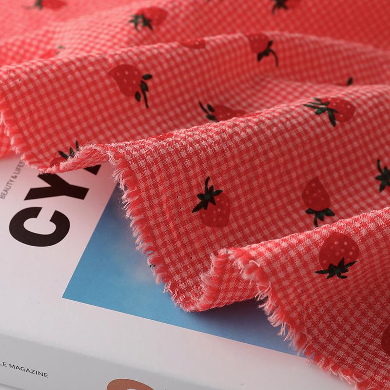 ins可爱风草莓印花格子涤棉布料衬衣连衣裙儿童裙装面料娃衣DIY布