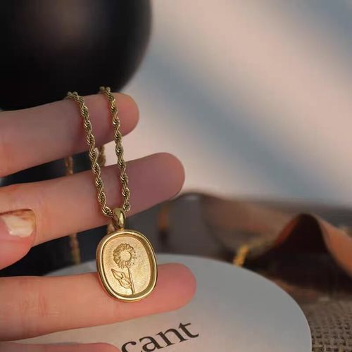  New Gold Retro Sunflower Necklace, Unique Design, Autumn/Winter Sweatshirt Chain, Light Luxury, Niche Accessory, Trendy