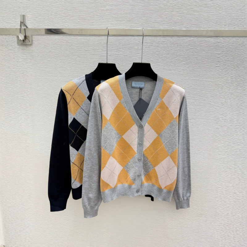 Shenzhen Nanyou Goods – High-end P-brand, 2026 early autumn new collection: color-blocked diamond-patterned V-neck knitted long-sleeve cardigan