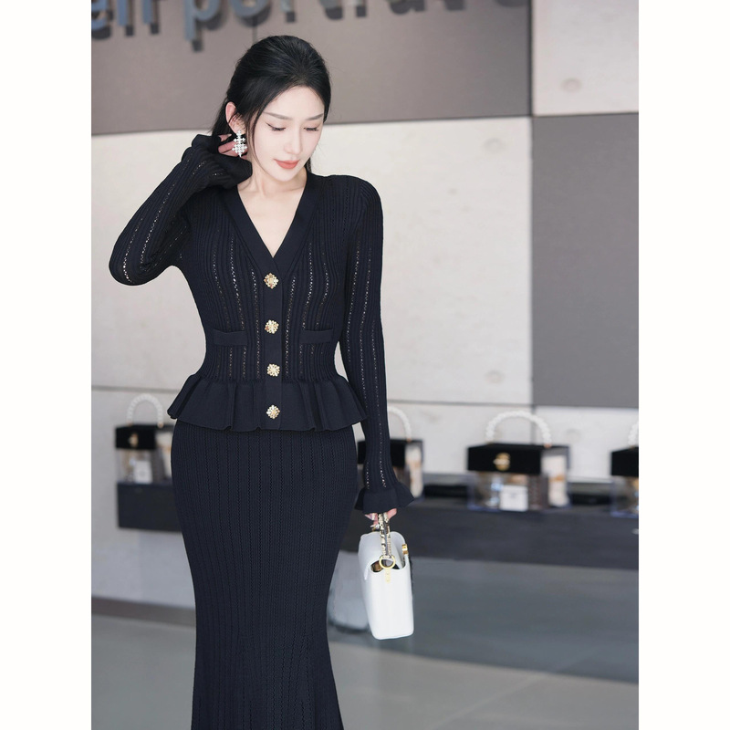 24 Early Autumn New French Socialite Elegant V-neck Knitted Ruffled Stitching Slim-fit Mid-length Fishtail dress 24 Early Autumn New French Socialite Elegant V-neck Knitted Ruffled Stitching Slim-fit Mid-length Fishtail dress