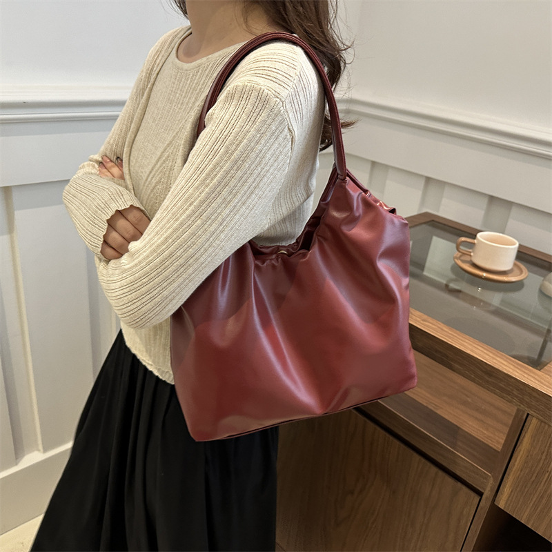 Bolso de cuero suave de nicho de estilo caliente para mujer 2024 nuevo estilo florido moda retro estilo occidental bolso de hombro para axila bolso de mensajero