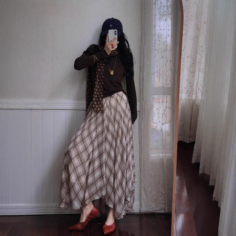 All the way to the production of American retro low waist hot girl elegant dress seaside vacation casual plaid brown skirt spring