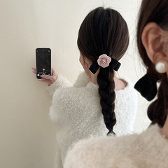 ツバキの花の蝶結びのヘアピンの半分はポニーテールを刺してネットの赤い頭の飾りのクリップのサイドはアヒルの口を挟みます。