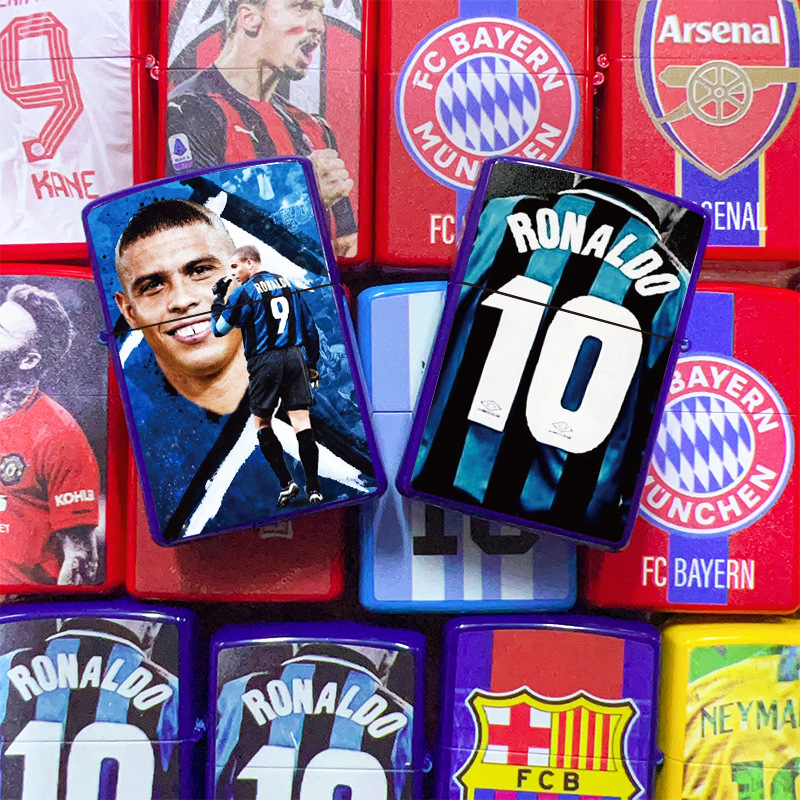 Encendedor de queroseno con diseño de jugador legendarario de la dinastía del fútbol, textura retro en relieve, acabado mate, artesanía