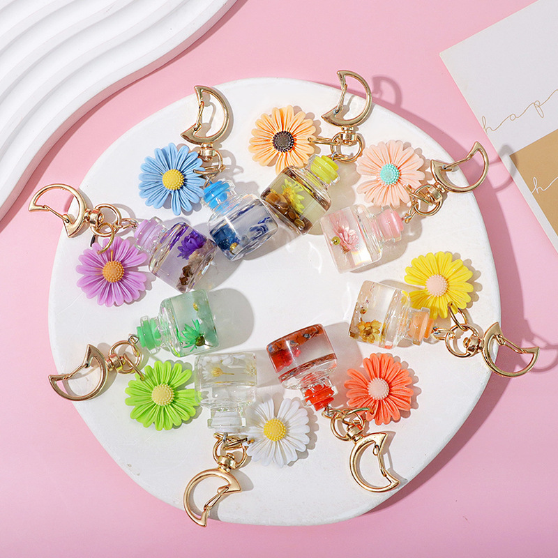 Exquisite daisy quicksand wishing bottle moon-shaped keychain girl earphone box bag decoration pendant girlfriends gift Exquisite daisy quicksand wishing bottle moon-shaped keychain girl earphone box bag decoration pendant girlfriends gift