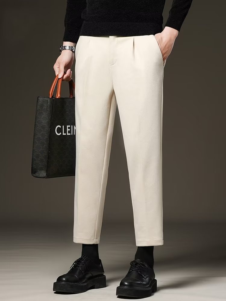 秋冬の新型毛ですね。ズボンの男性は身を修めるズボンです。