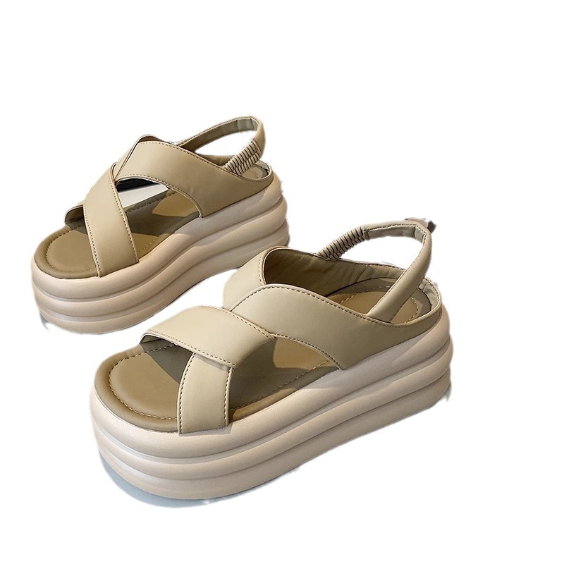 Sandalias romanas para mujeres 2025 verano nuevo estilo de muffin de fondo grueso con altura de moda con falda temperamento universal zapatos de playa