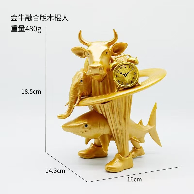 Versión dorada de la combinación de hombre de palo de madera extraño de costura, neumáticos de elefante ensamblados, todo divertido modelo de muñeca de decoración de escritorio