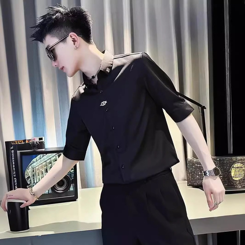 Store owner Korean style men's crew neck shirt, model empty uniform, night club bar hairstyle, designer sense, niche, oversized