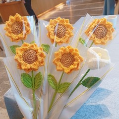 二層の小さいヒマワリの馬蹄蓮の毛糸の手作業は完成品の祝日の贈り物を編みます。