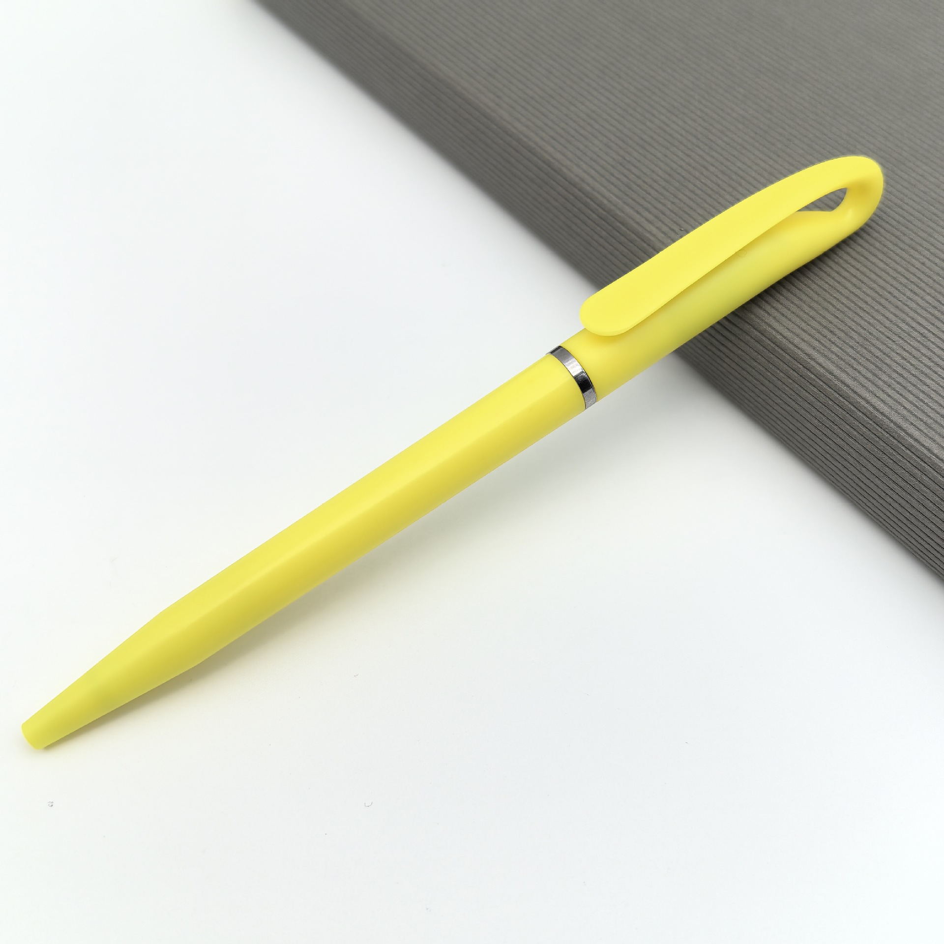 Mayorista colorido forma torsión pequeña pluma de bolas cisne creativa gancho de águila regalos impresión de bolígrafo logo hotel pluma