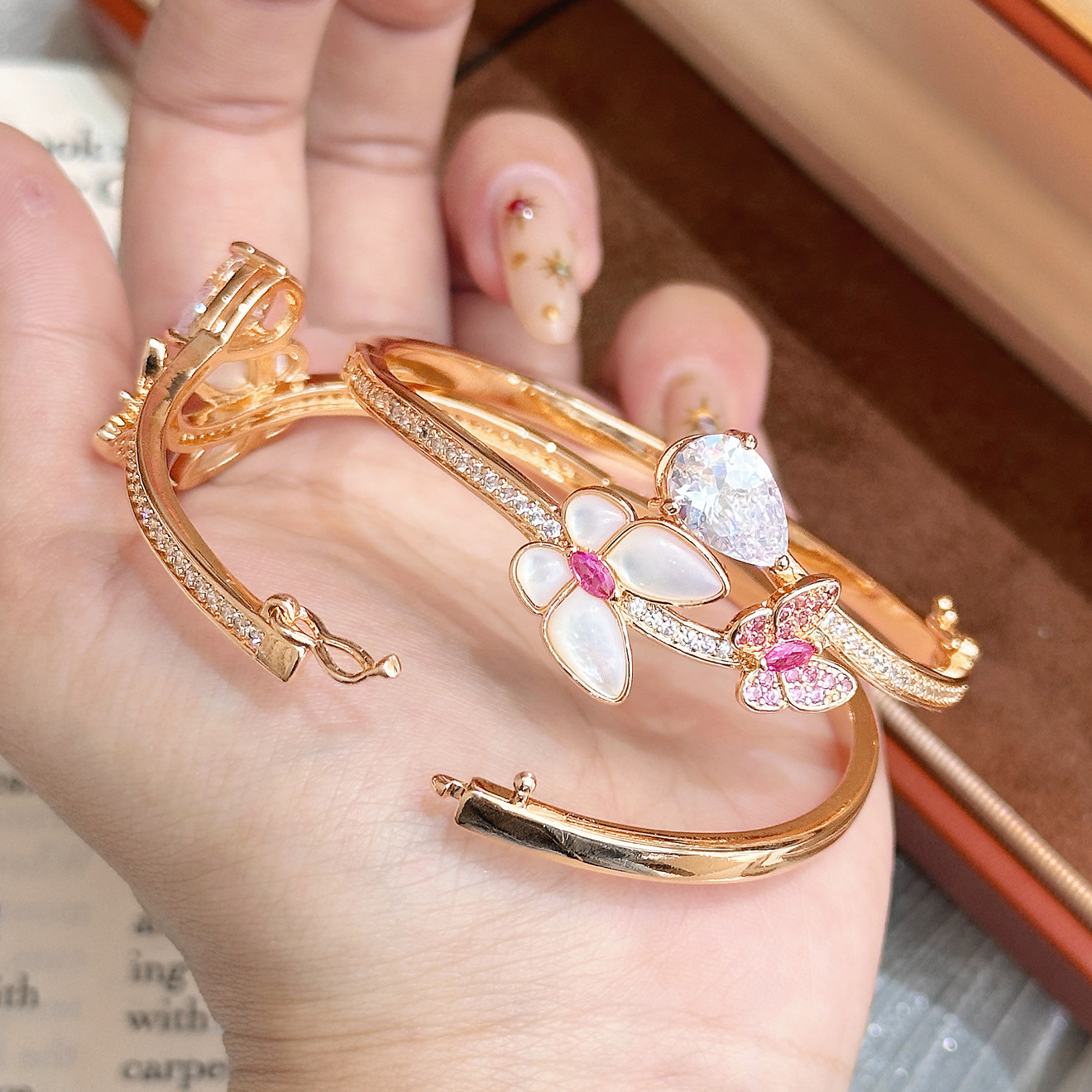 Pequeño libro rojo nuevo pulsera de mariposa de diamante dulce, nicho de moda lujoso ligero pulsera de gota de agua de alta calidad