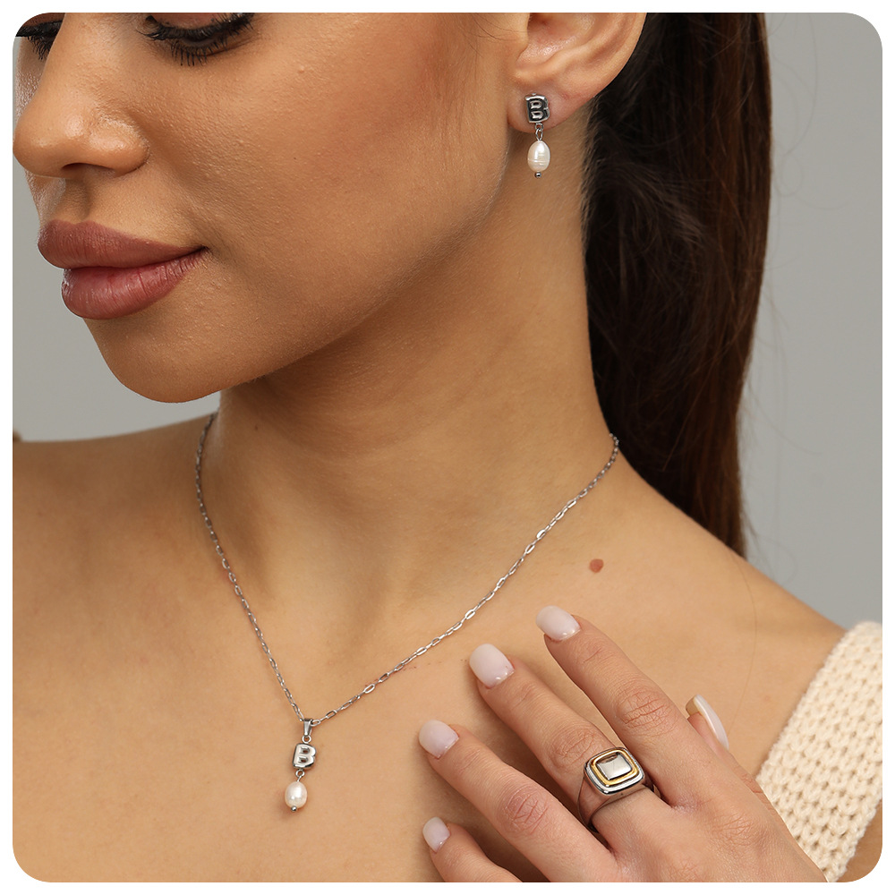 Alta europa y americana de acero inoxidable pendientes de perlas de alta calidad nicho simple joyería de acero de titanio letras pendientes de oro y plata mujeres