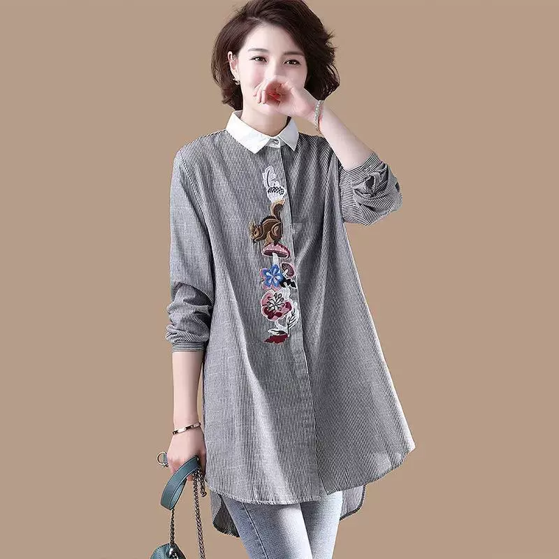 Весенняя полосатая рубашка средней длины больших размеров с вышивкой 2022 женская новая Универсальная Повседневная Свободная хлопковая и льняная рубашка для женщин