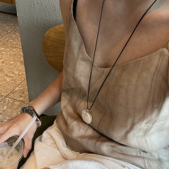 日韓ins風黒革紐銀色円形ペンダントネックレス女性ファッション小衆デザイン感セーターチェーンアクセサリー