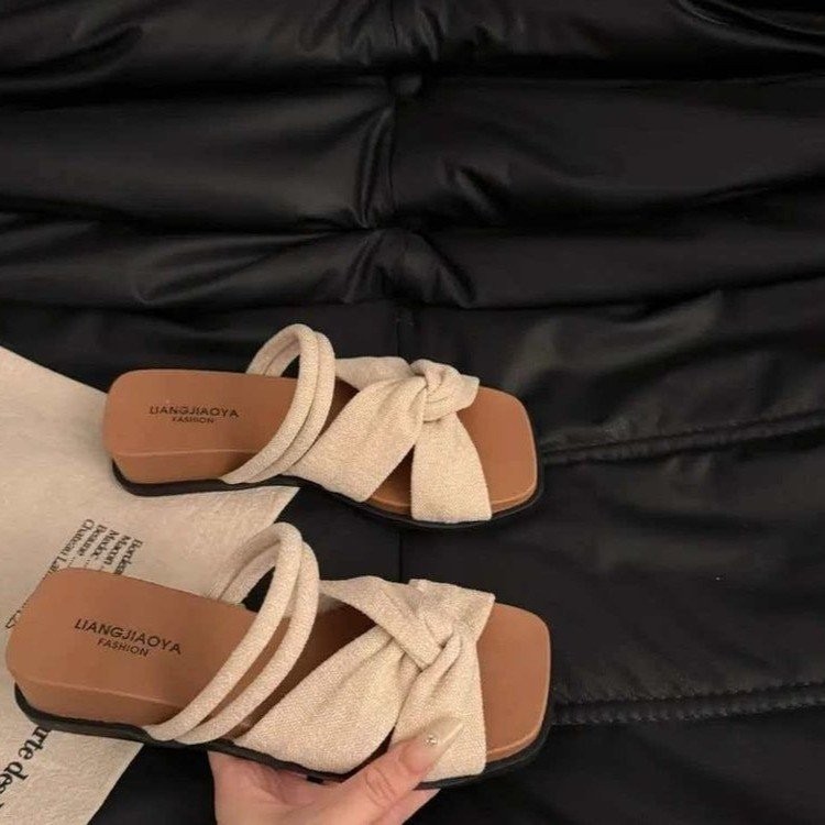 La cabeza cuadrada francesa es hermosa zapatilla de mujer 2026 nuevo tacones desnudos zapatillas frías zapatillas de alto nivel con falda