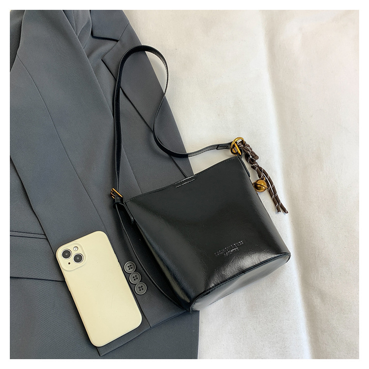 This year, the retro and fashionable women's 2024 new models are popular. This year, single-shoulder crossbody bags, large-capacity hand-held bucket bags, and cross-border bags are all in vogue undefined