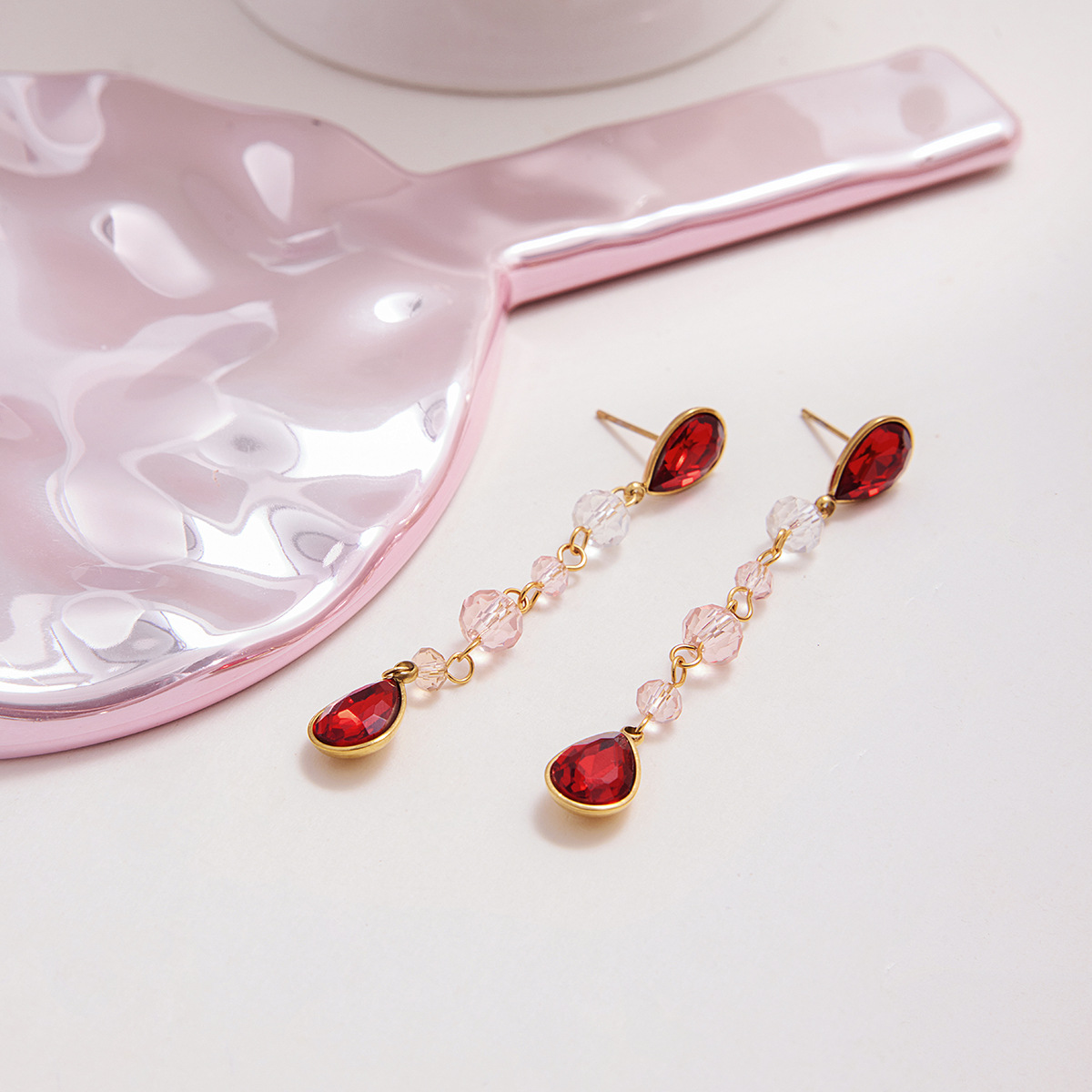 Wanxing Europa y América gota de agua aretes de vidrio rojo bordillo ligero de lujo auriculares de acero inoxidable joyas transfronterizas nicho diseño