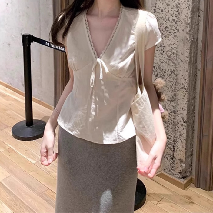 Plus Size Lace V-Neck Short-Sleeved Shirt for Women Summer French Style Slimming Look Design Short Top