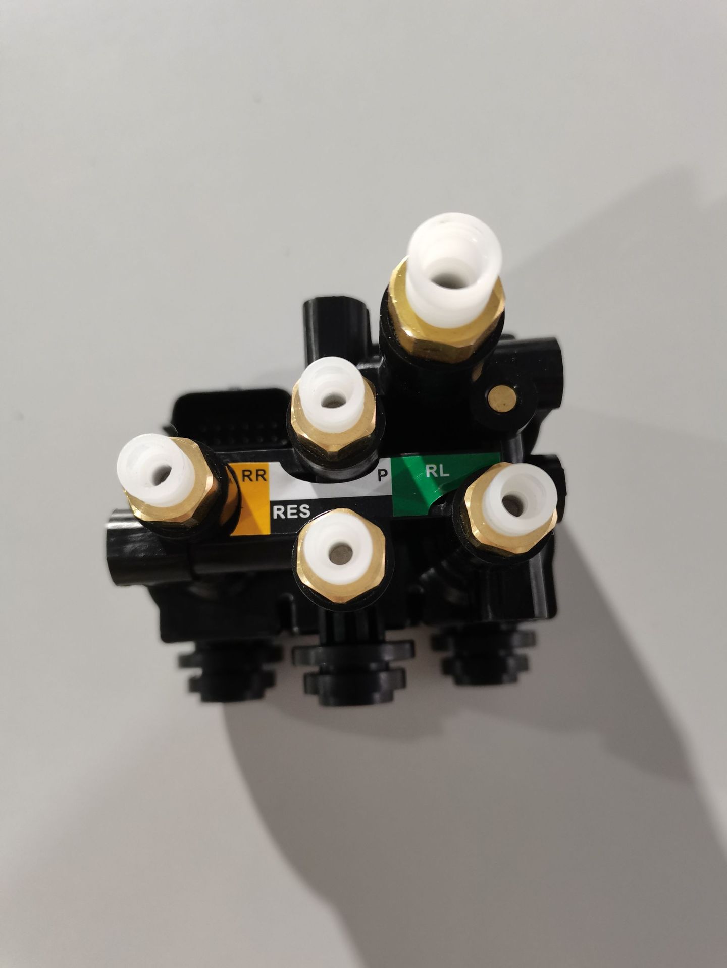 Air pump distribution valve LR070246 is suitable for Land Rover L405L494 rear LR113342 shock absorber valve manufacturer