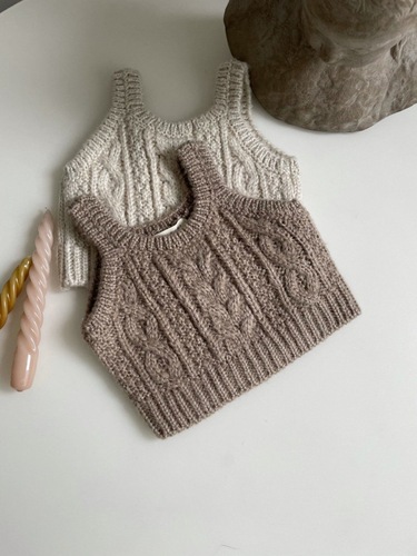 Infants and children's clothing, fashionable and trendy children's versatile knitted vests, exquisite twist pattern vests, spring style Western-style knitted sweaters