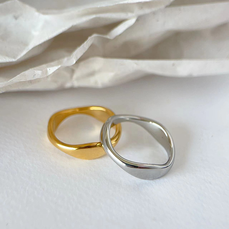 欧米のシンプルな金の銀色の不規則な異形の波の水滴の指輪の女性のチタンの鋼bの同じタイプのv竹の節の指輪