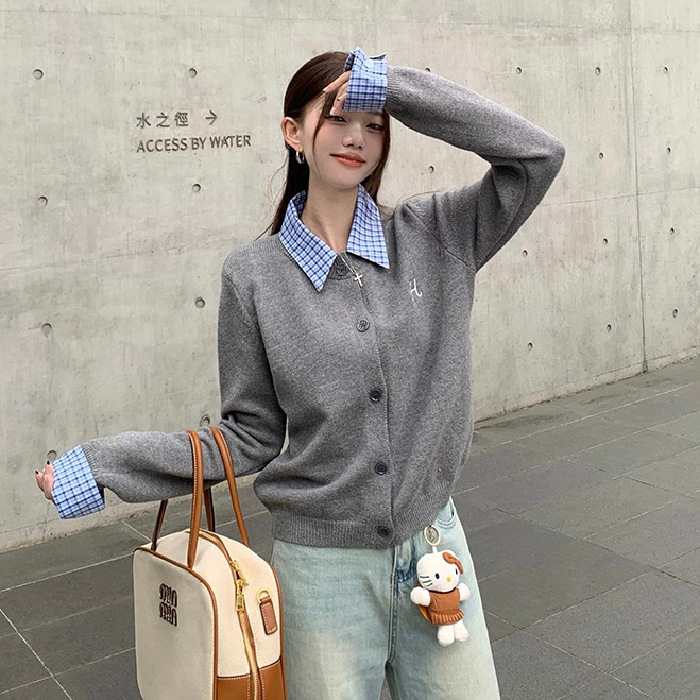 [캐시미어] 격자 무늬 바느질 가짜 투피스 니트 스웨터 여성의 세련된 자수 느슨한 대학 스타일 긴팔 카디건