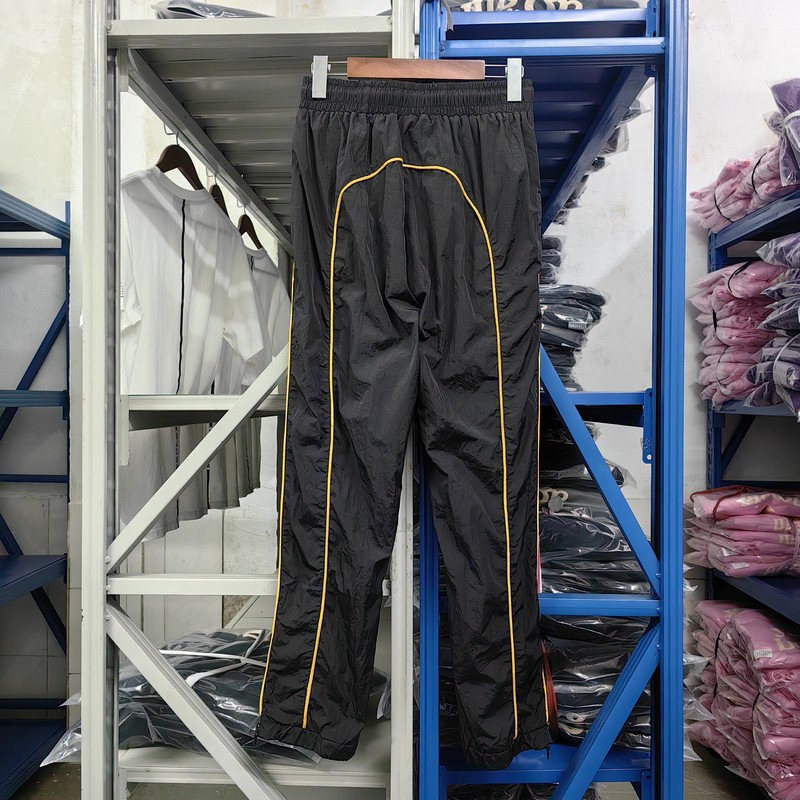 3104 검정색과 노란색