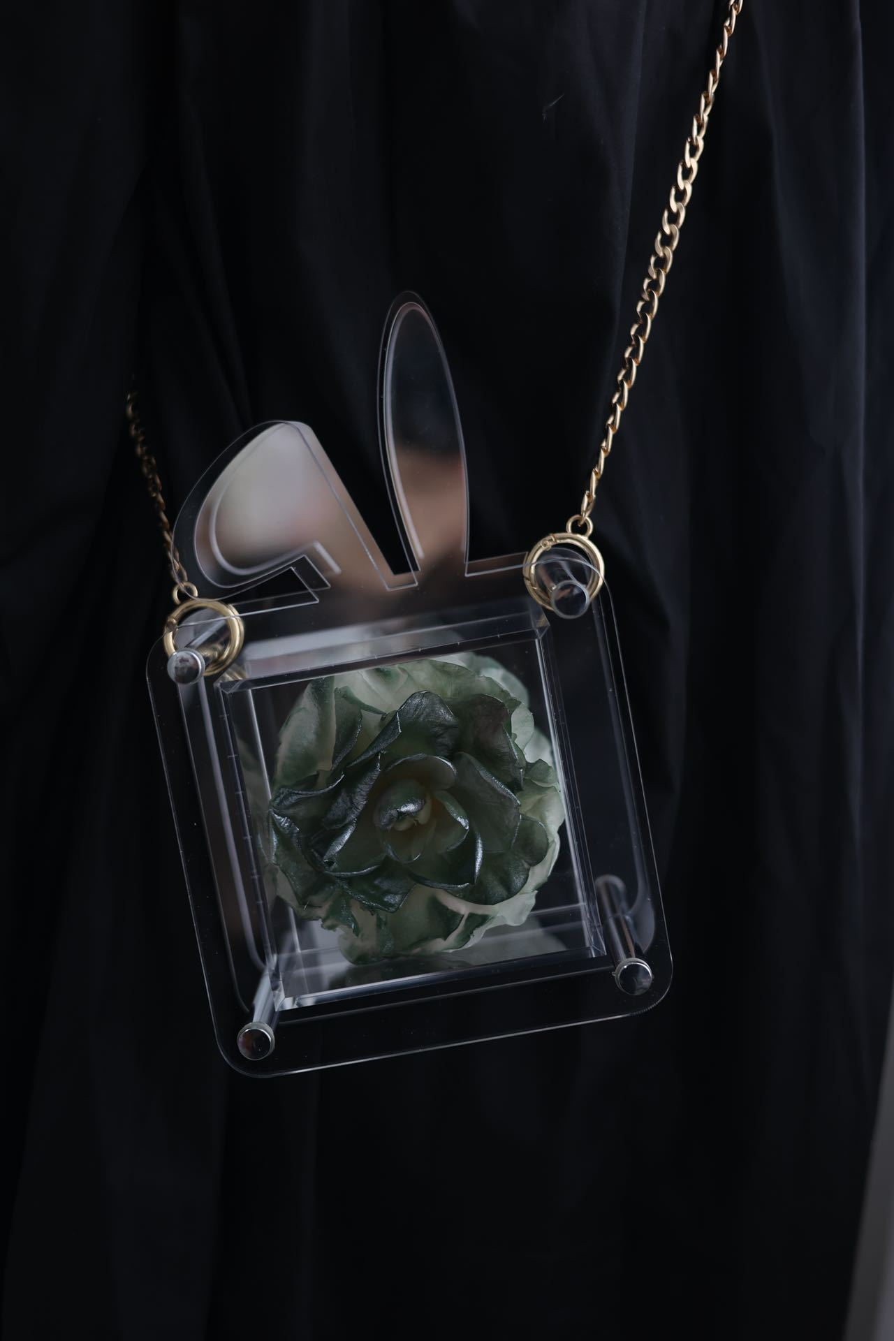 진주 빛 검은 녹색 모란