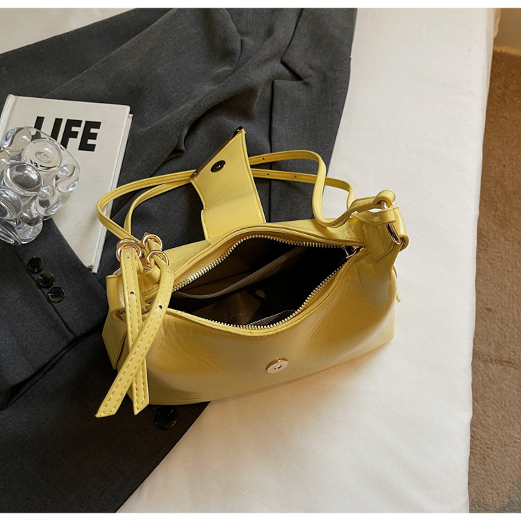 In the summer of 2025, new solid-color underarm bags for women are popular. These are simple and stylish underarm bags, handbags, and candy-colored single-shoulder bags undefined
