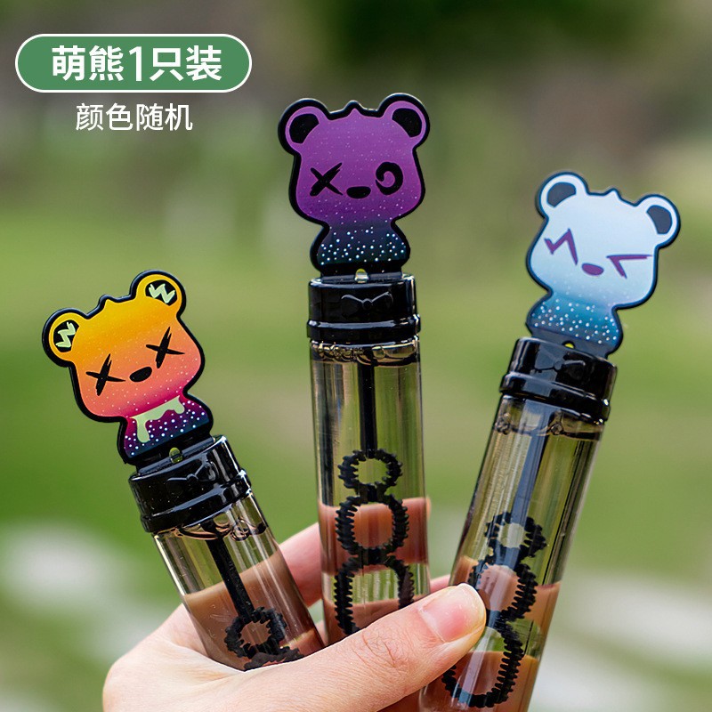Varita de burbujas de panda de dibujos animados para que los niños la sostengan y hagan burbujas al aire libre en el parque.