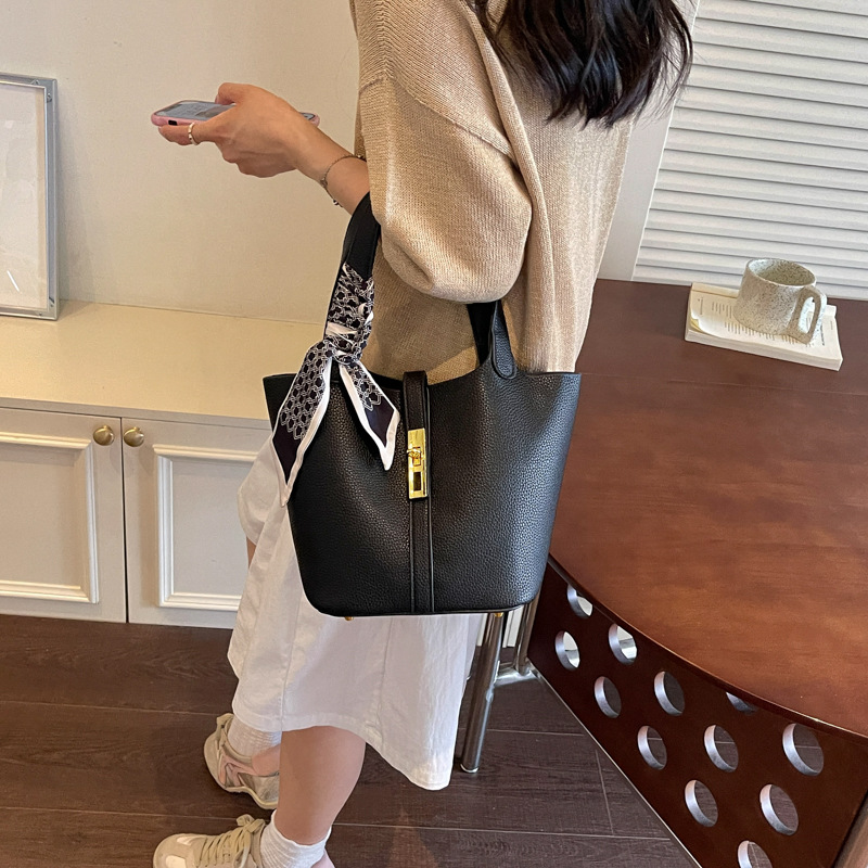Korean-style tote basket bag, 2026 autumn collection, simple and stylish new design, fashionable bucket bag, high-quality, solid-color women's bag