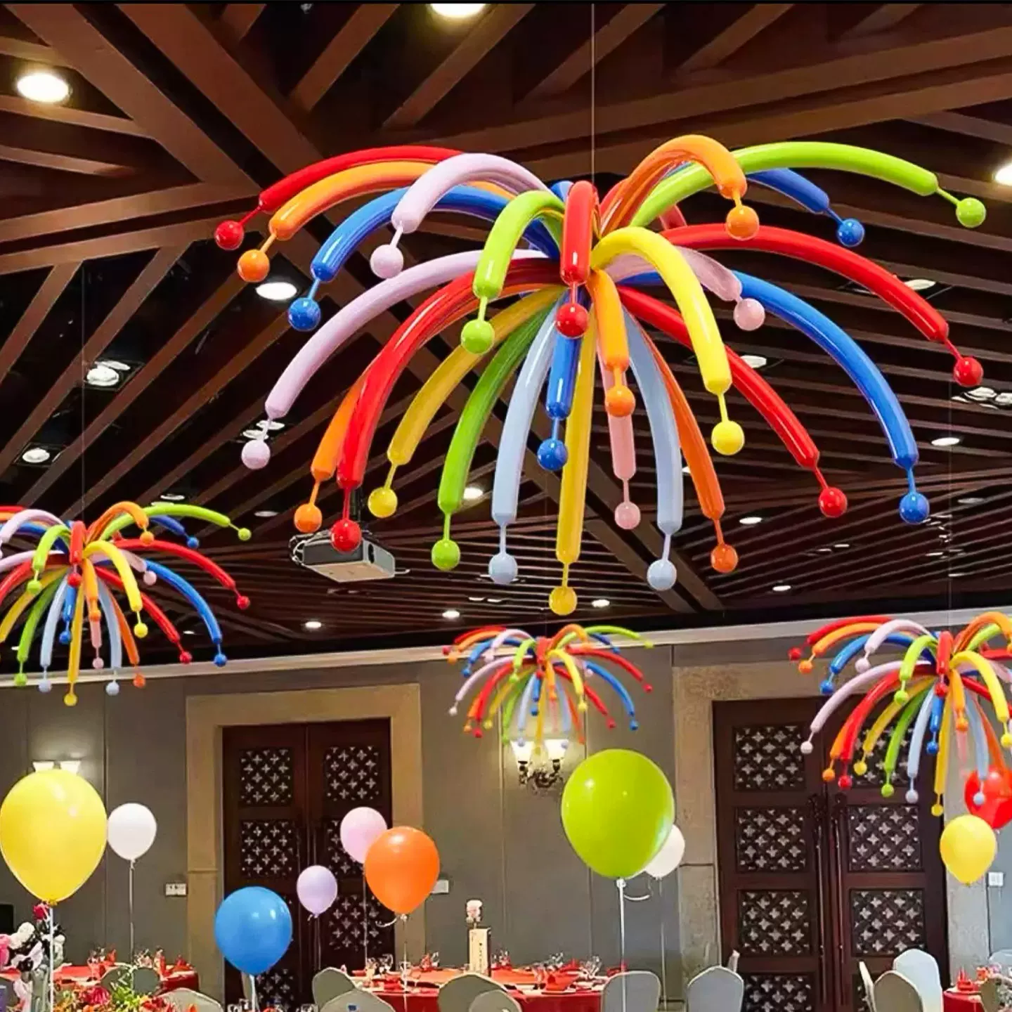 结婚多巴胺彩色长条烟花气球婚礼农村院子场景氛围感布置拍照道具